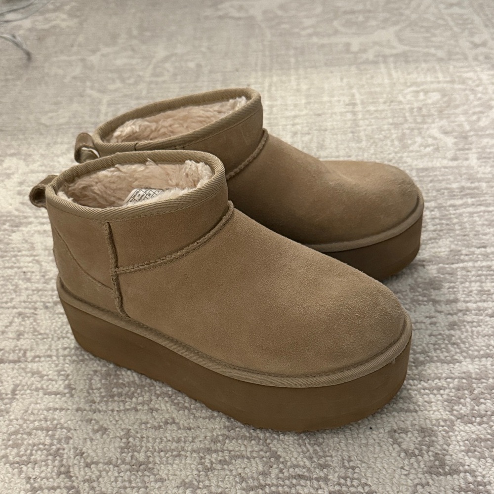 Platform Uggs in Sand